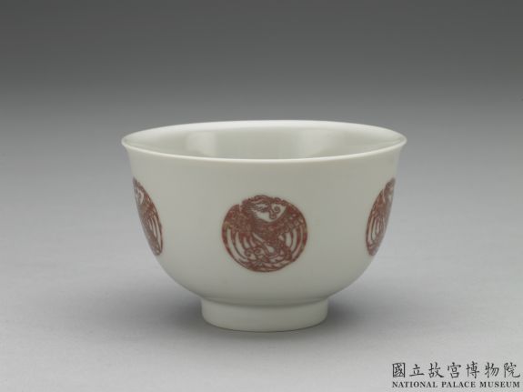 White cup with encircled phoenix decoration in overglaze red, Qing dynasty, Kangxi reign (1662-1722)